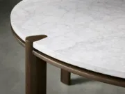 صورة طاولة بلوط