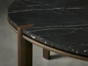 صورة طاولة بلوط